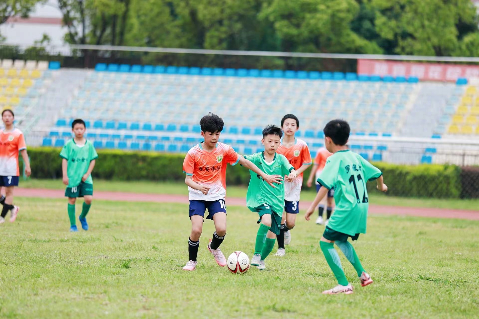 东关小学足球队员比赛中。活动组委会供图