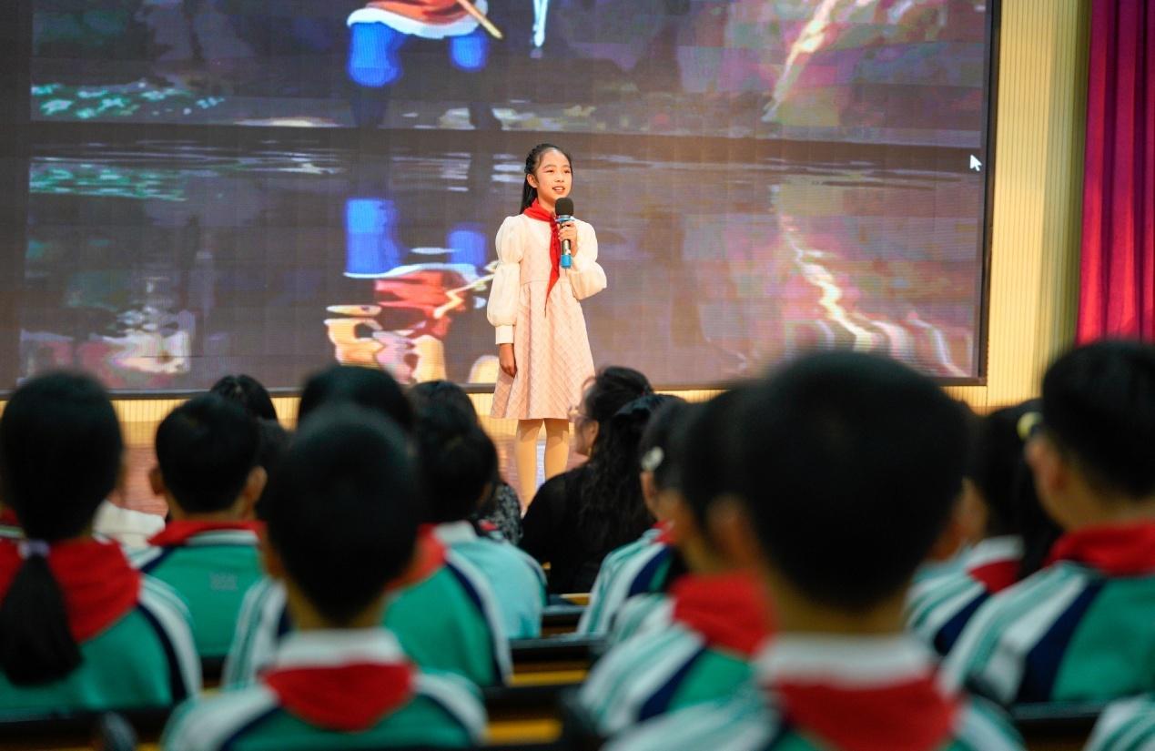 4月21日，河北沧州渤海新区黄骅市开发区小学学生在参加演讲比赛。张国文摄
