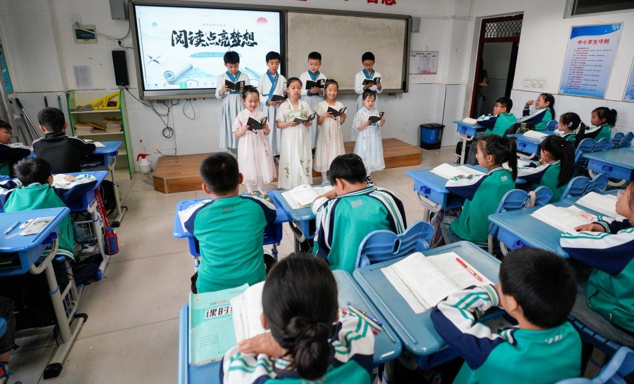 4月21日，河北沧州渤海新区黄骅市开发区小学学生在诵读经典。张国文摄