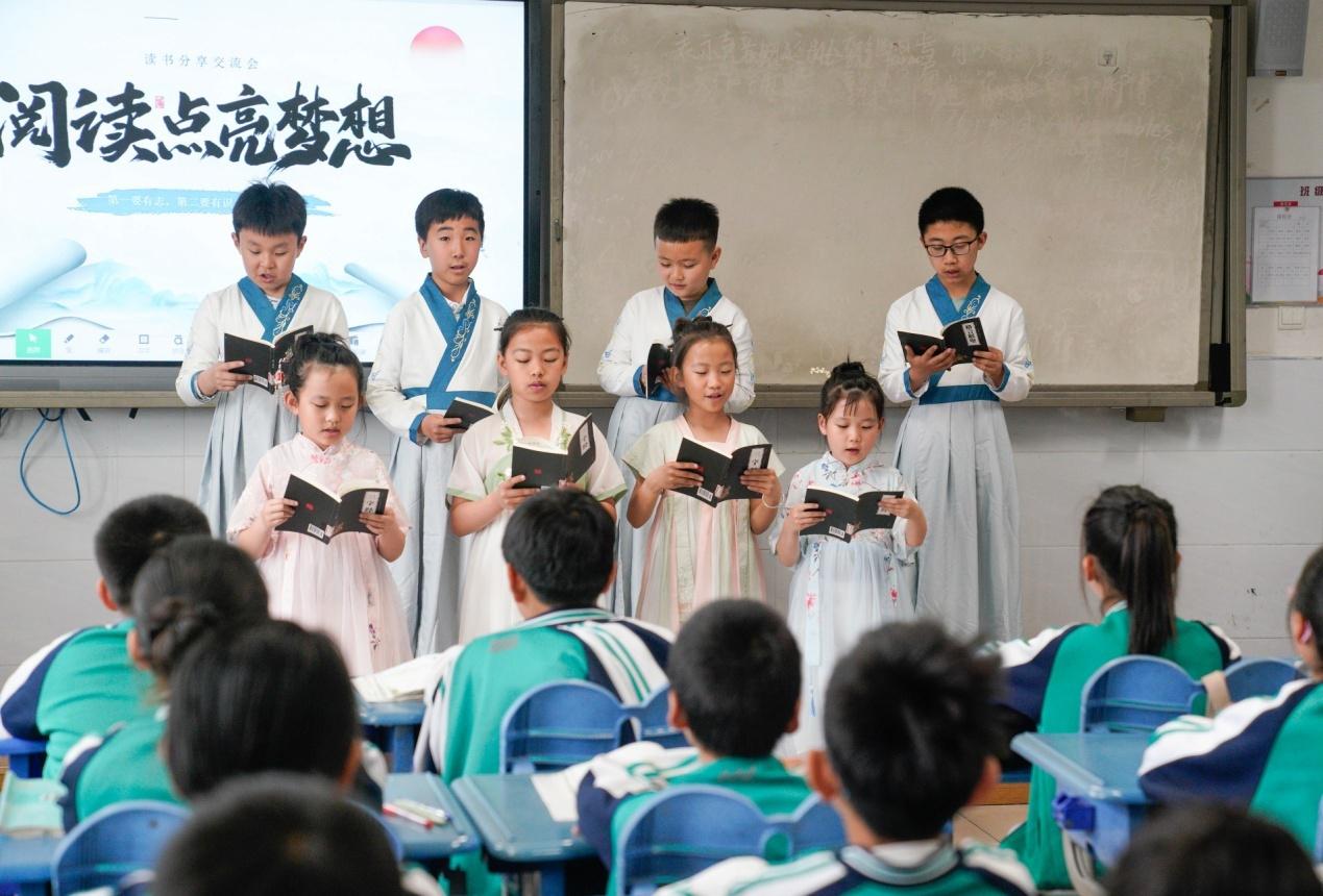 4月21日，河北沧州渤海新区黄骅市开发区小学学生在诵读经典。张国文摄