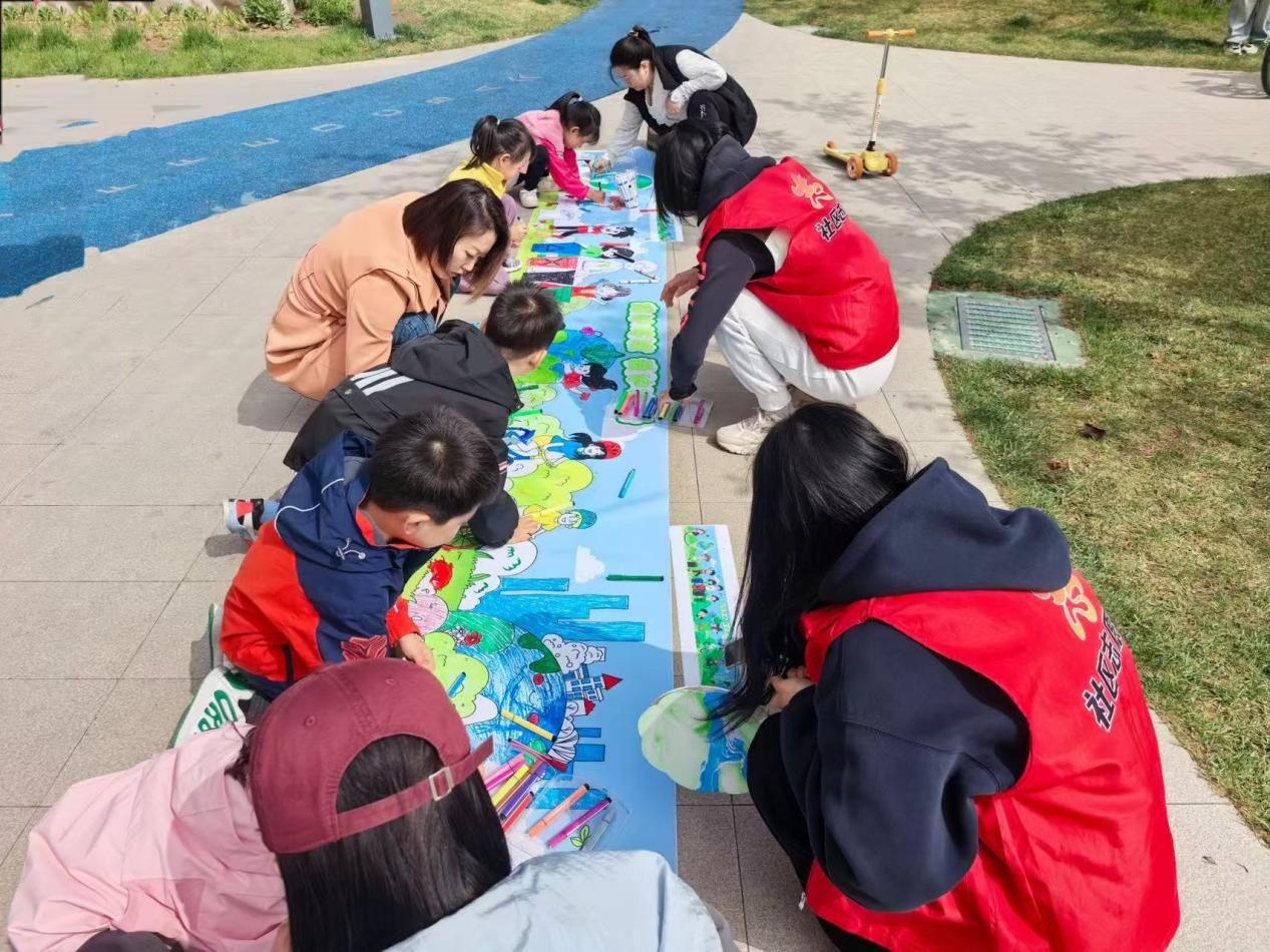 滨湖社区居民共同绘制地球主题的大地画。徐海燕摄