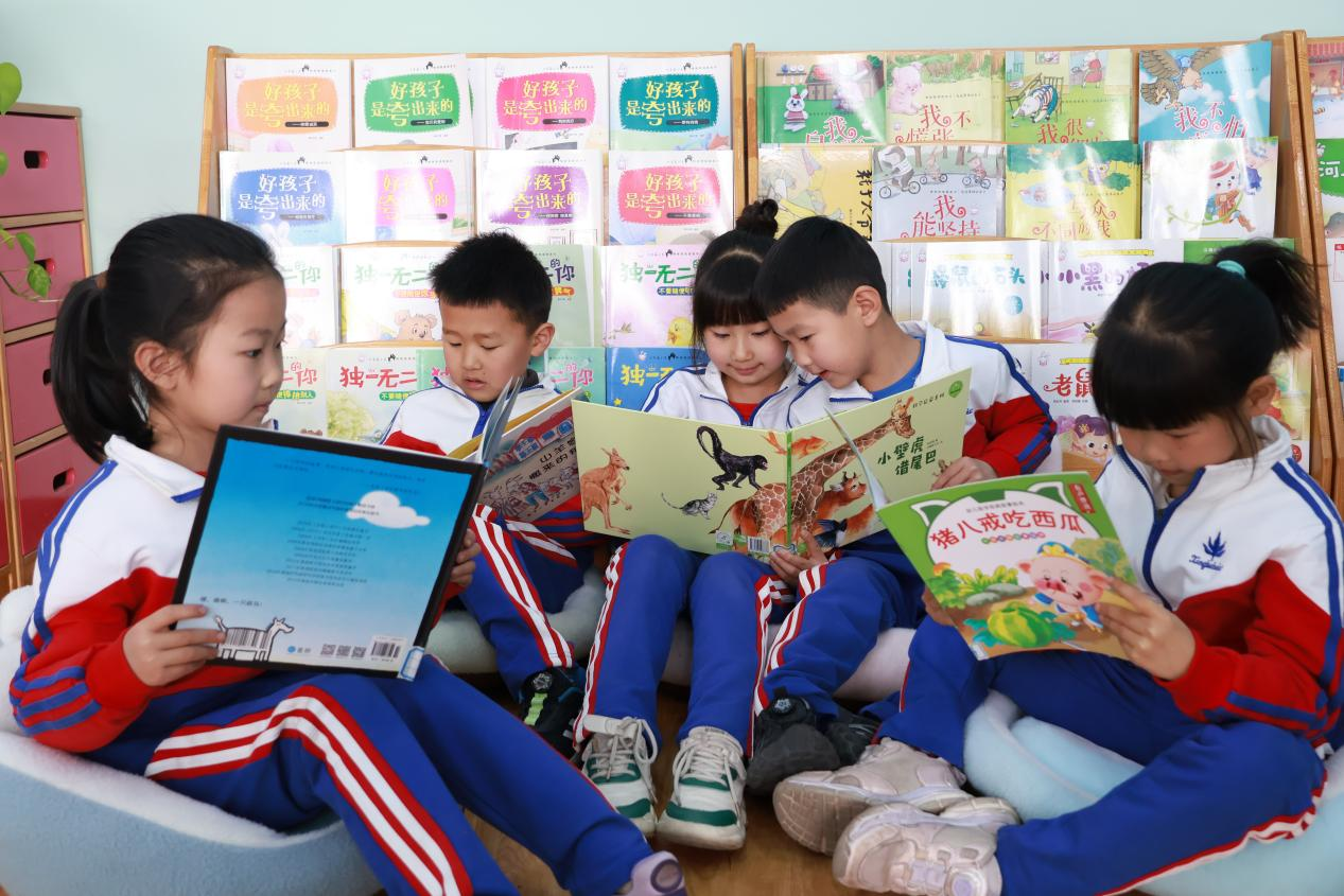 丰南区小集镇幼儿园的孩子们在读绘本。李萌摄