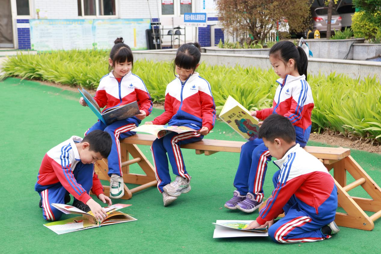 丰南区小集镇幼儿园的孩子们在读绘本。李萌摄