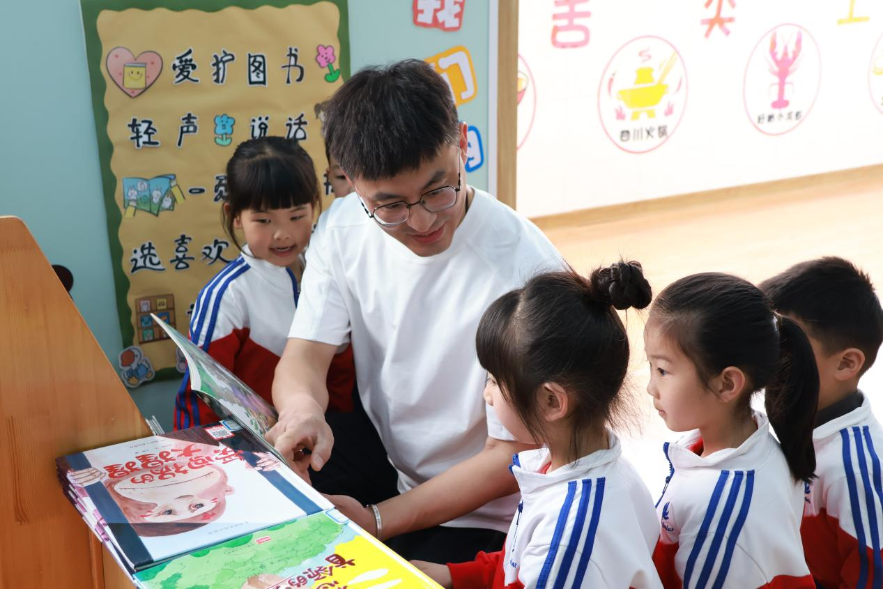 丰南区小集镇幼儿园的老师为孩子们讲绘本。李萌摄