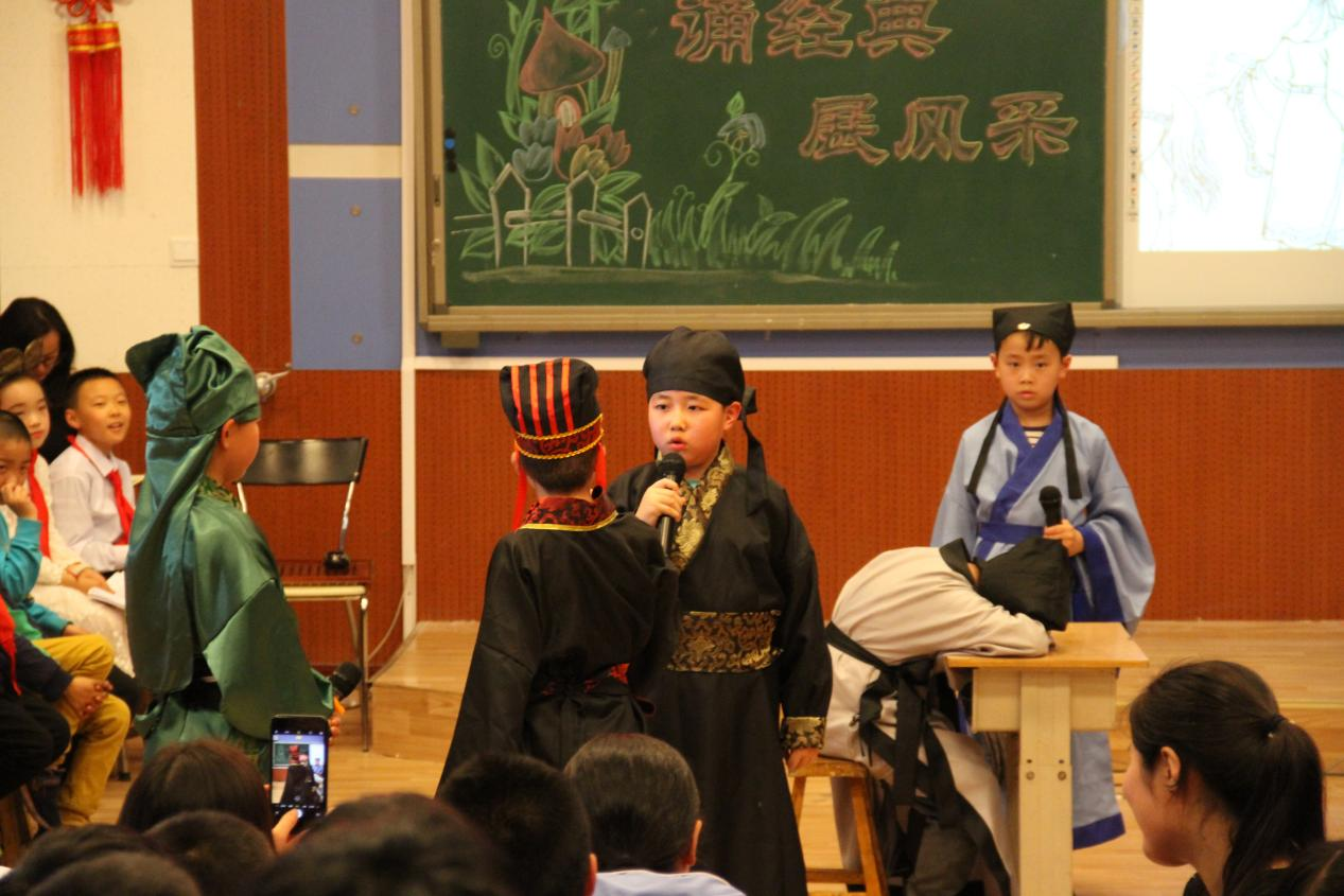 丰南区第一实验小学学生创编课本剧。张丽娜摄