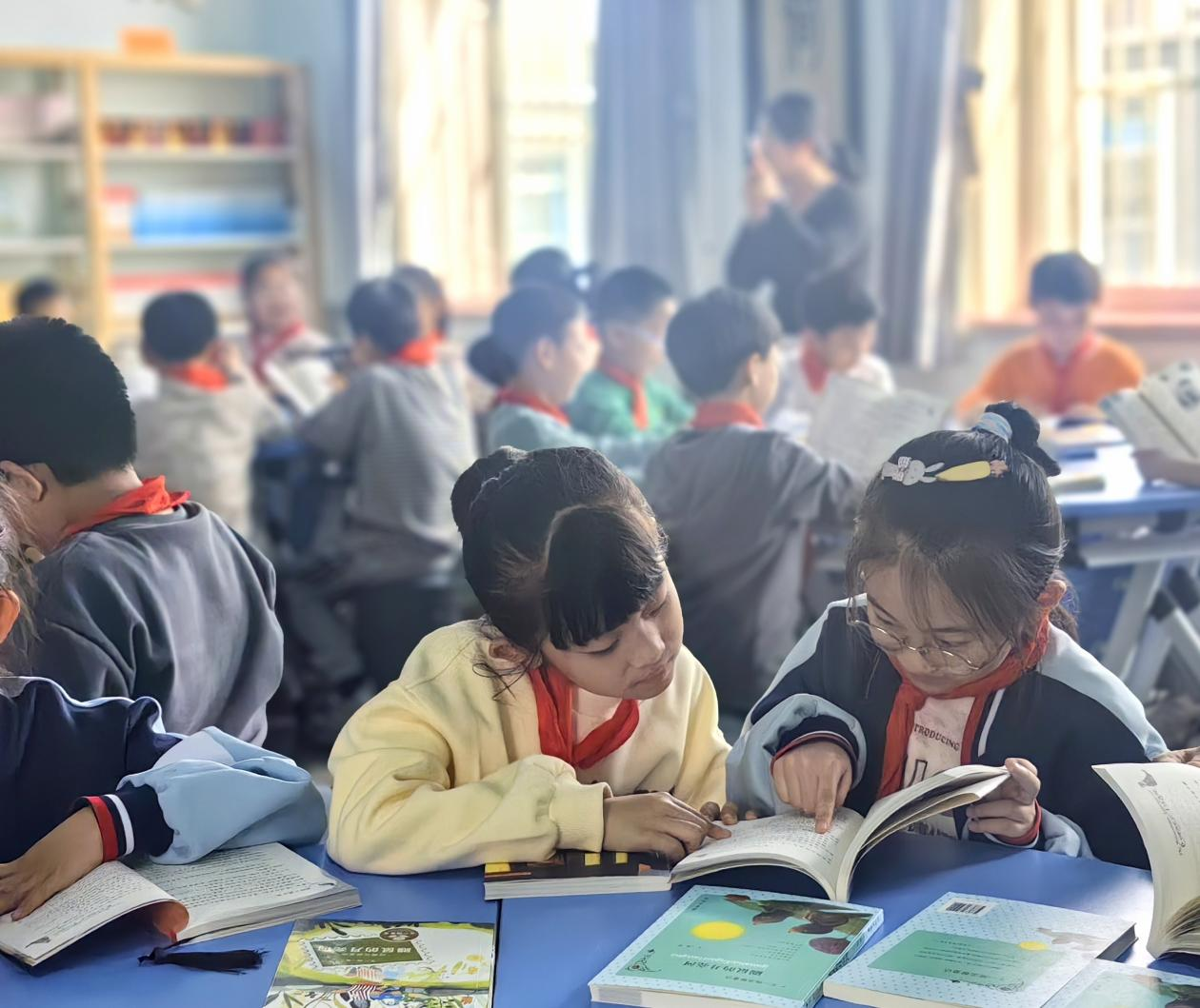 丰南区第一实验小学学生正在阅读图书。张丽娜摄