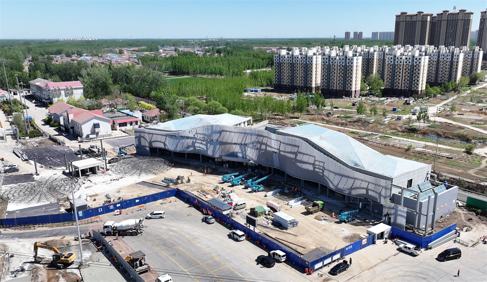 香河服务区改建项目施工现场全景。宁萌摄