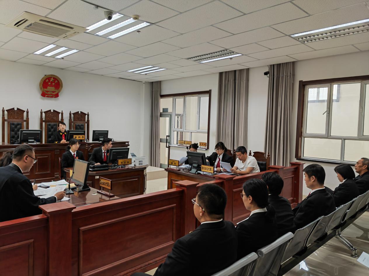 河北法院援疆工作队在库尔勒市人民法院观摩点评庭审。排丽扎尔摄