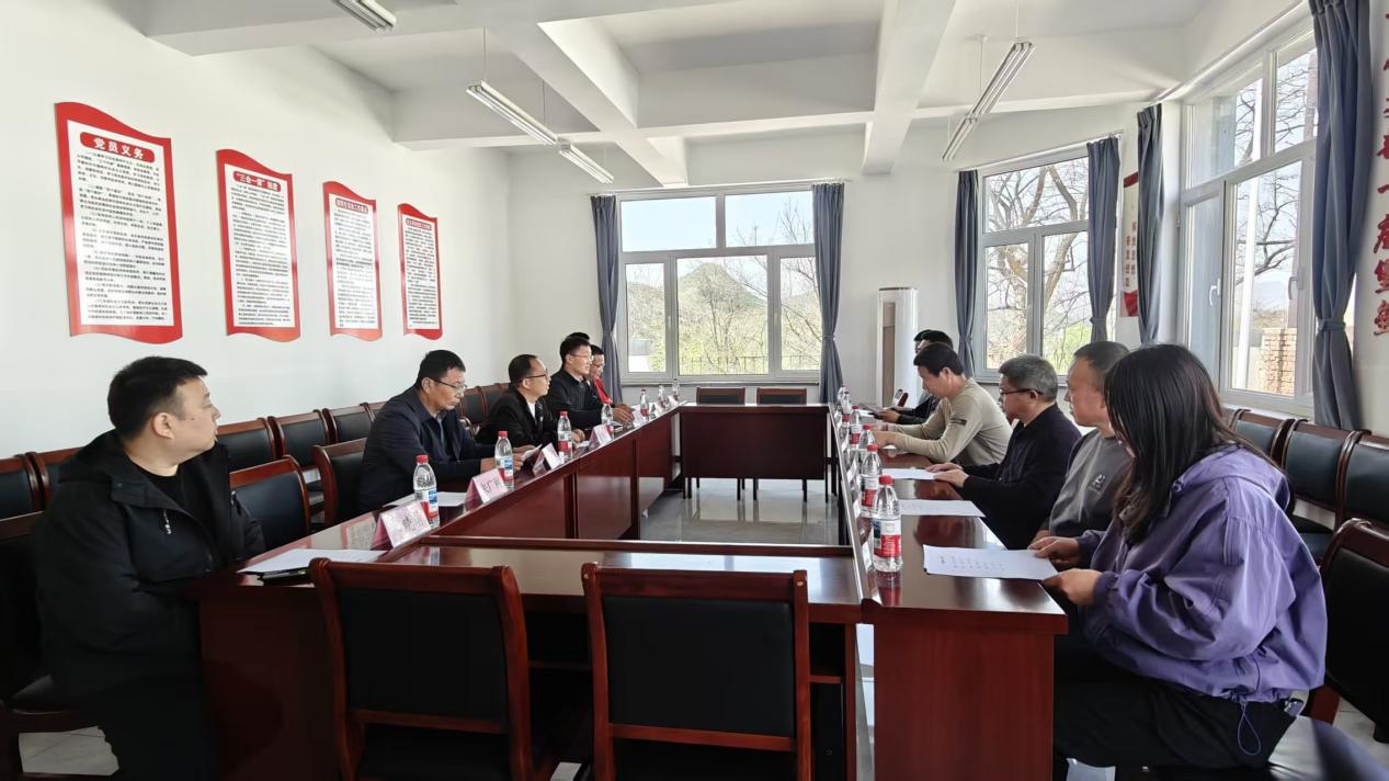 河北沽源县石头坑村与滦平县花楼沟村进行座谈交流。朱广利摄
