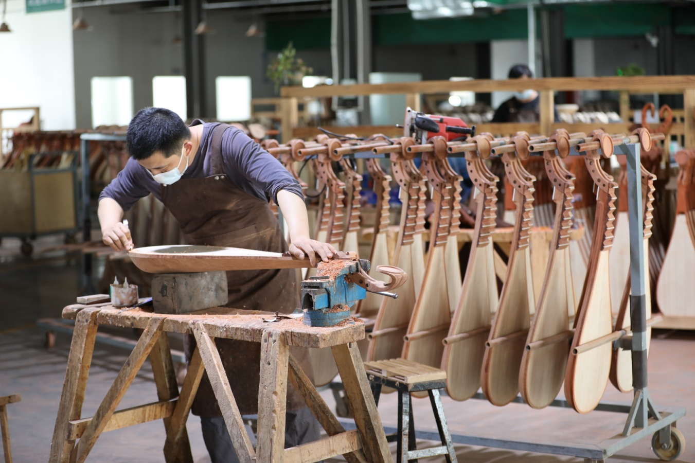 4月22日，在乐海乐器有限公司生产车间内，技术工人正在加工琵琶面板。陈卫民摄