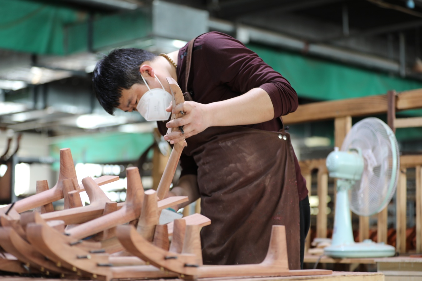 4月22日，在乐海乐器有限公司生产车间内，技术工人正在加工乐器配件。陈卫民摄