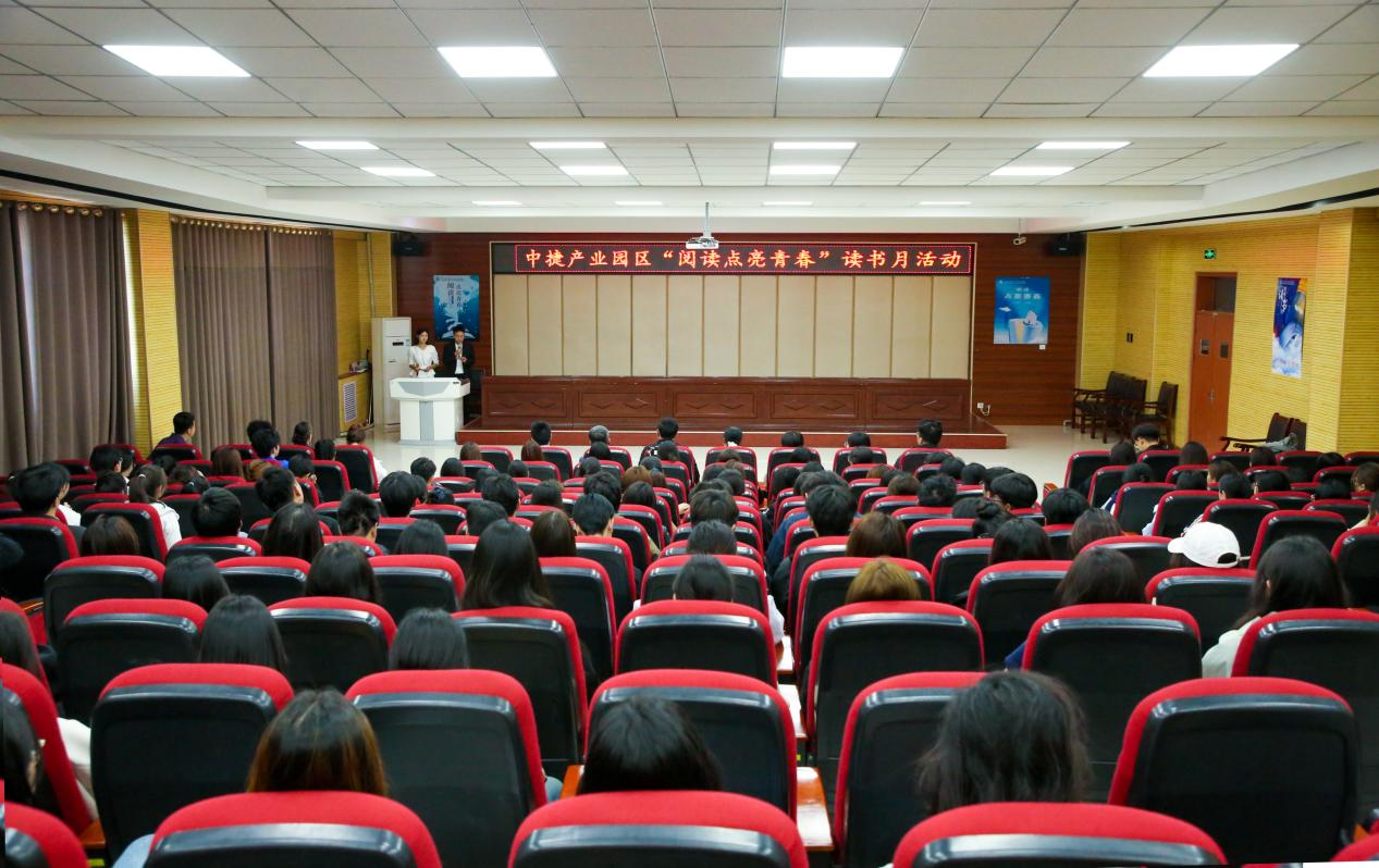 “阅读点亮青春”读书月活动现场。时华清摄