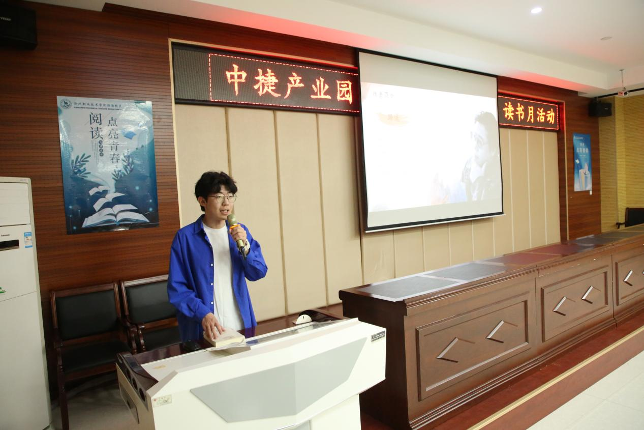 大学生现场分享推荐书籍。时华清摄