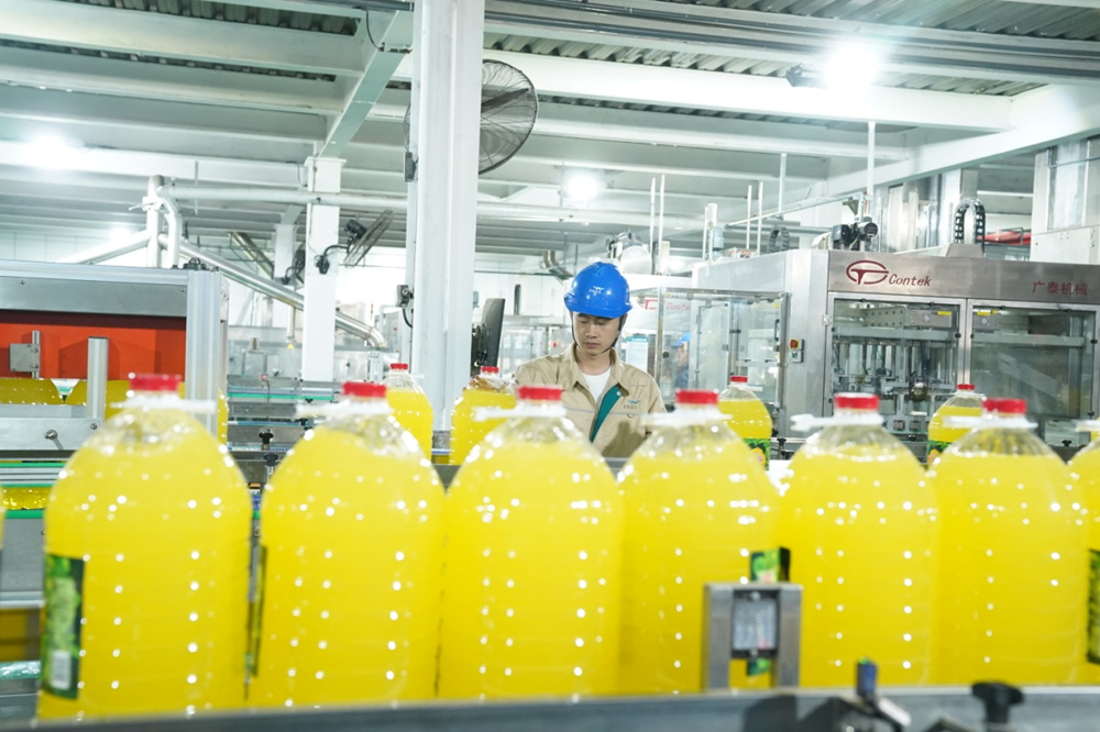 4月23日，秦皇岛金海食品工业有限公司的工人在生产线上工作。王继军摄