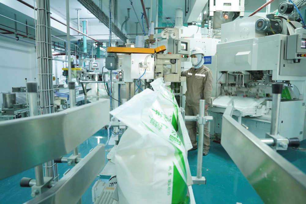 4月23日，中粮面业（秦皇岛）鹏泰有限公司的工人在生产线上工作。王继军摄