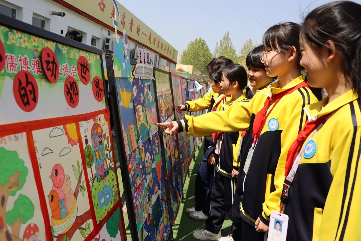 学生们参观科技画展。王武超摄
