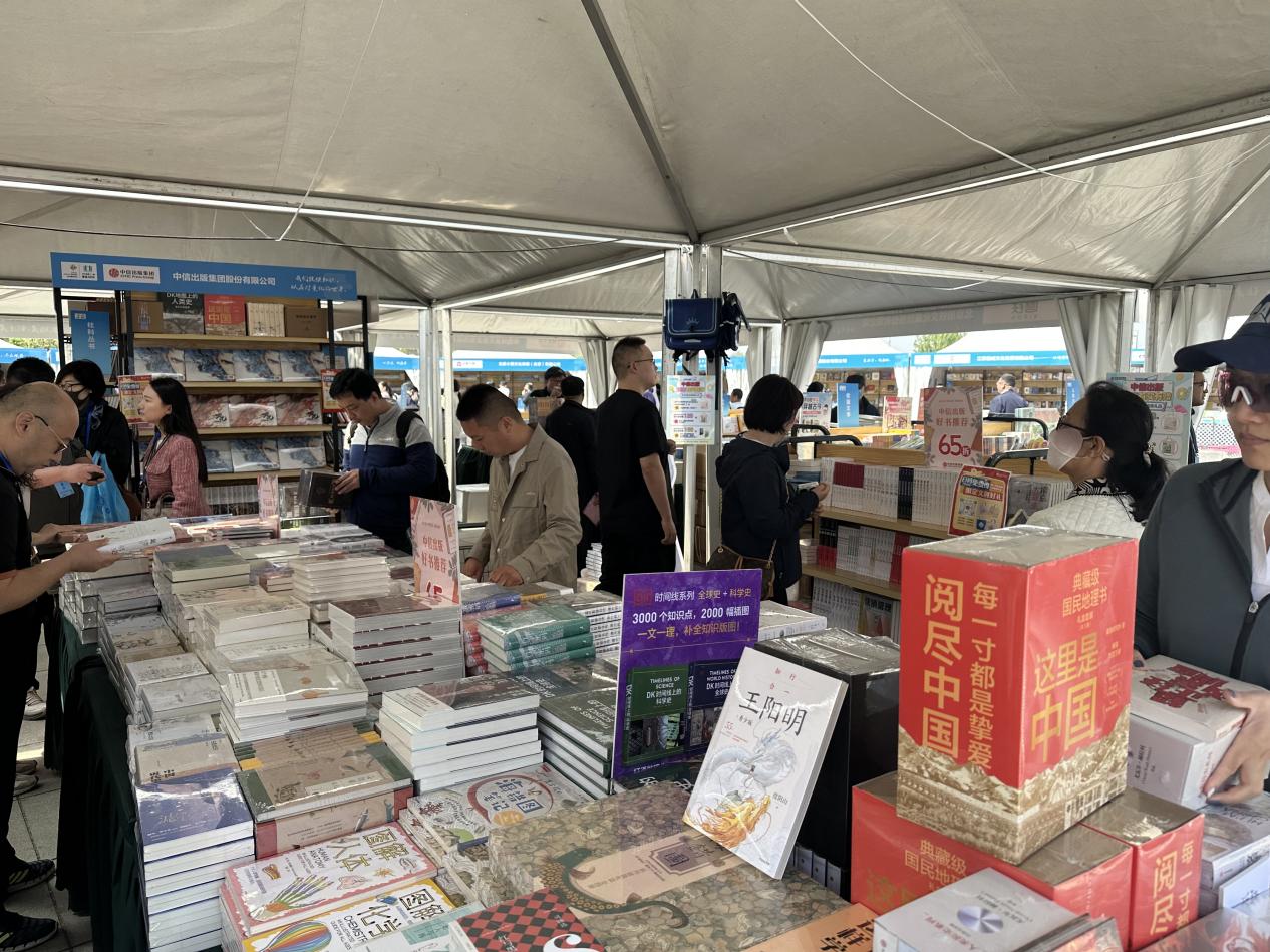 众多市民在现场翻阅选购图书。冯卿摄