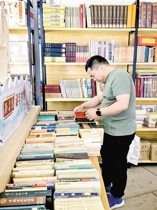 4月27日，读者在惠民书市京津冀古旧书市集选书。 本报记者 肖 煜摄