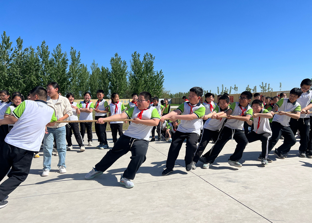 学生在进行拔河比赛。赵园园摄