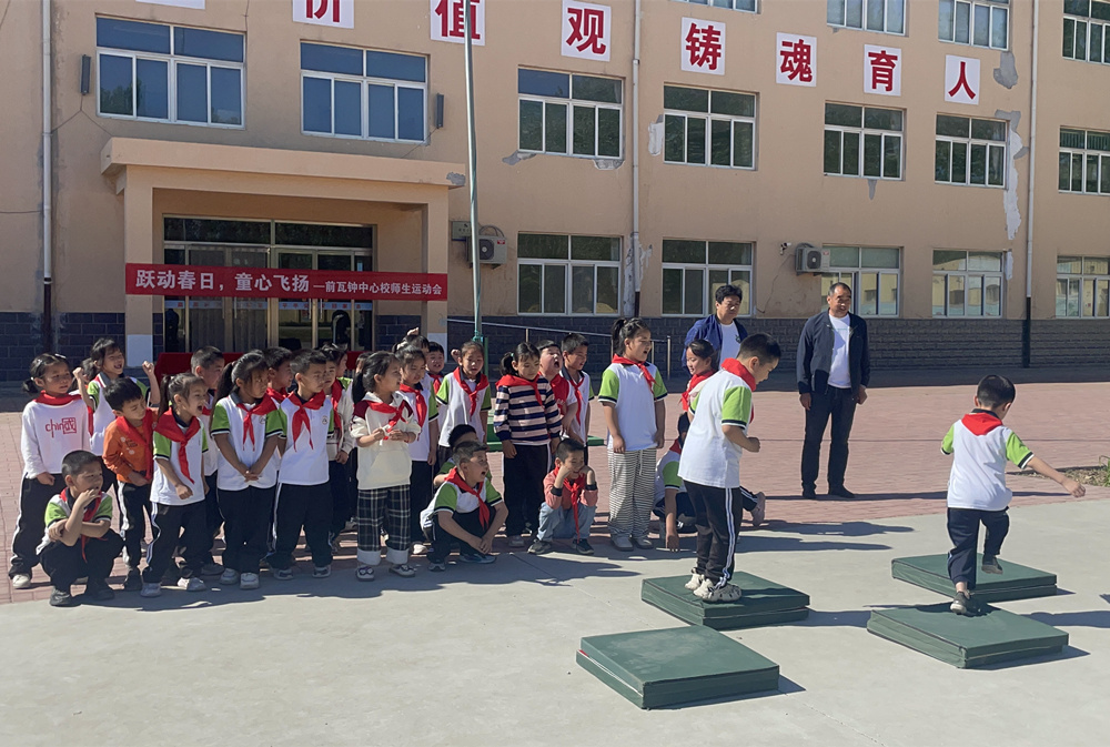 学生在做“小青蛙跳荷叶”游戏。赵园园摄