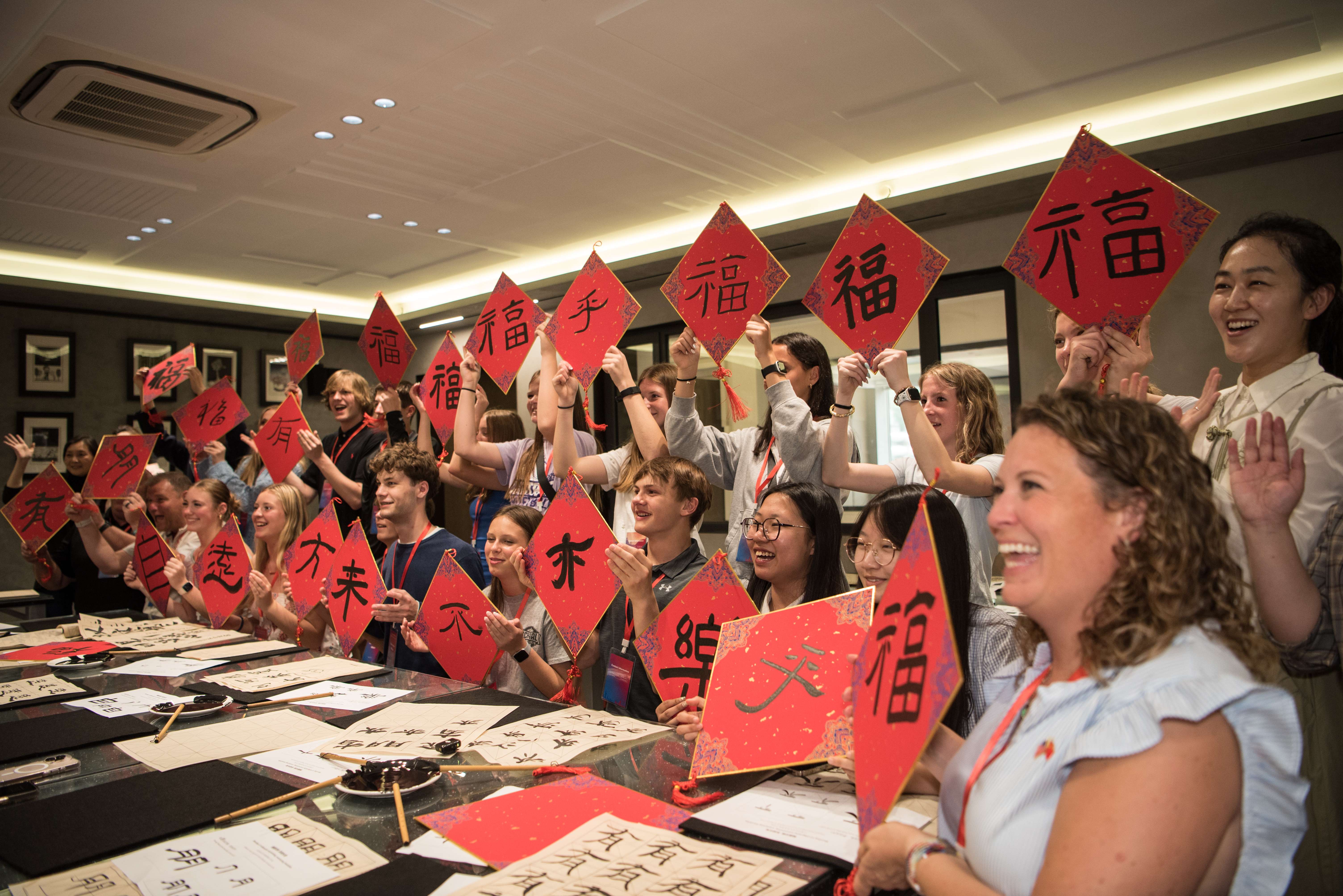 4月26日，河北石家庄，美国青少年“友谊传承”研学团师生展示完成的书法作品。刘尊拴摄