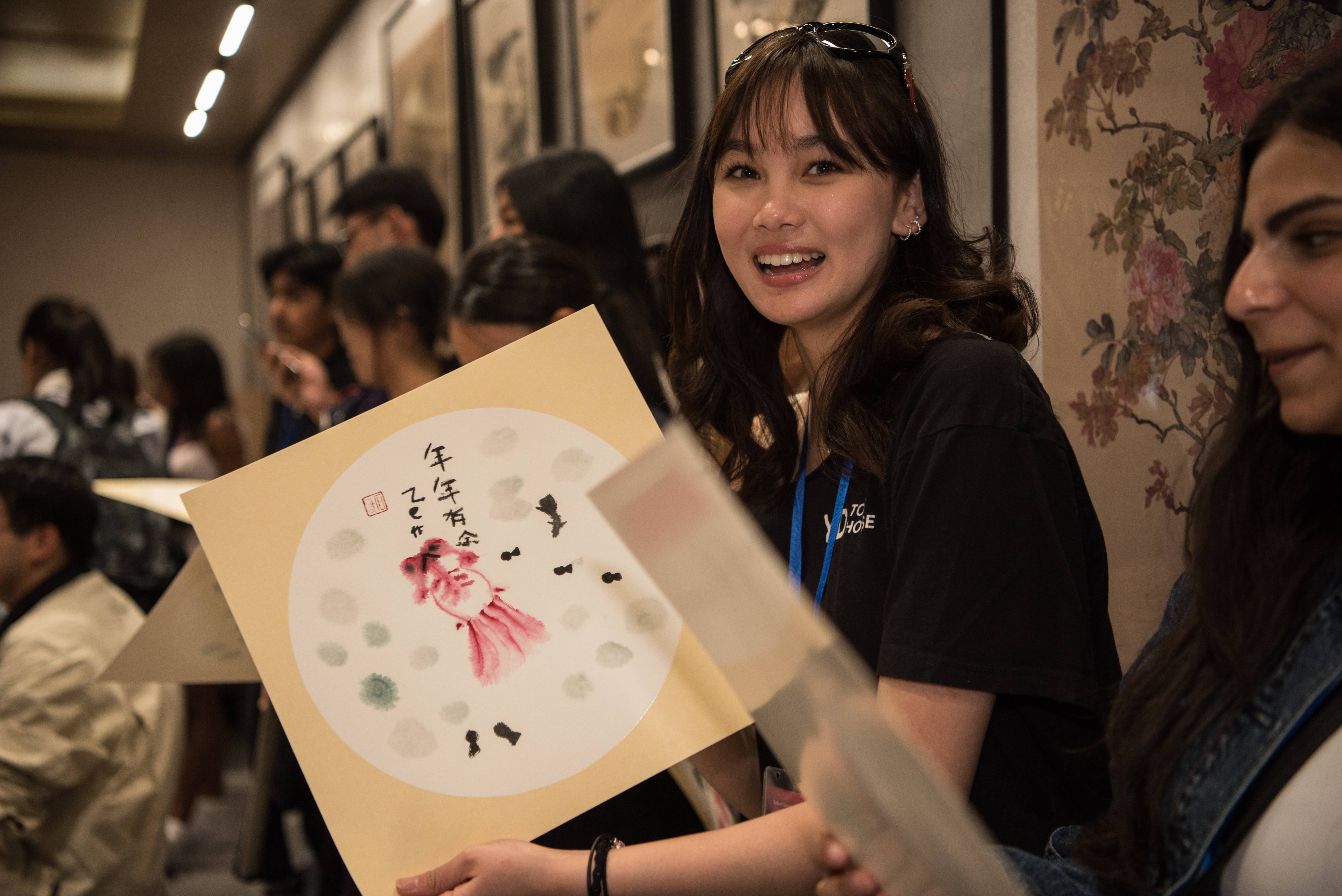 4月26日，河北石家庄，美国青少年“友谊传承”研学团师生展示完成的中国画作品。刘尊拴摄
