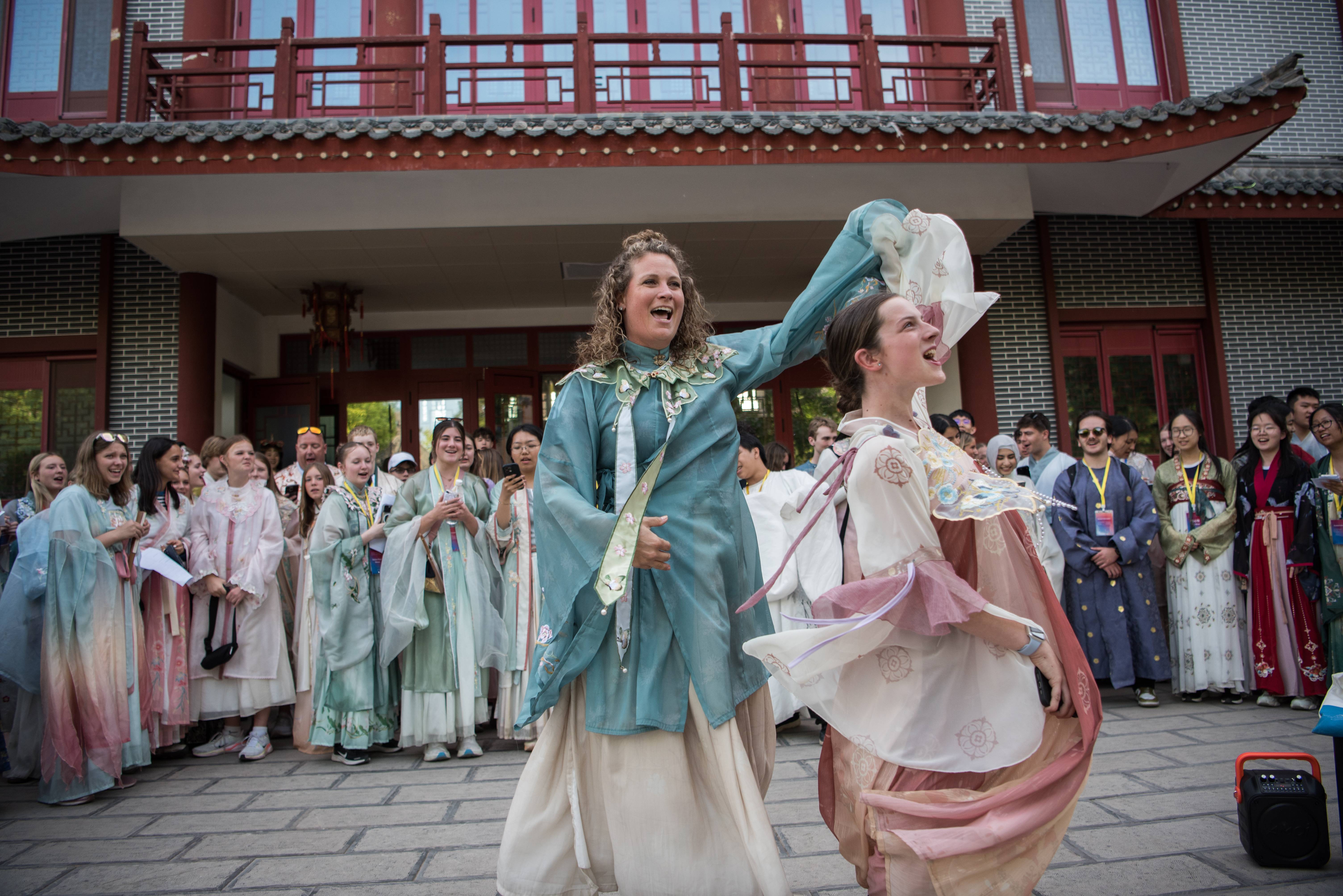 4月27日，河北正定，美国青少年“友谊传承”研学团师生身穿汉服即兴舞蹈。