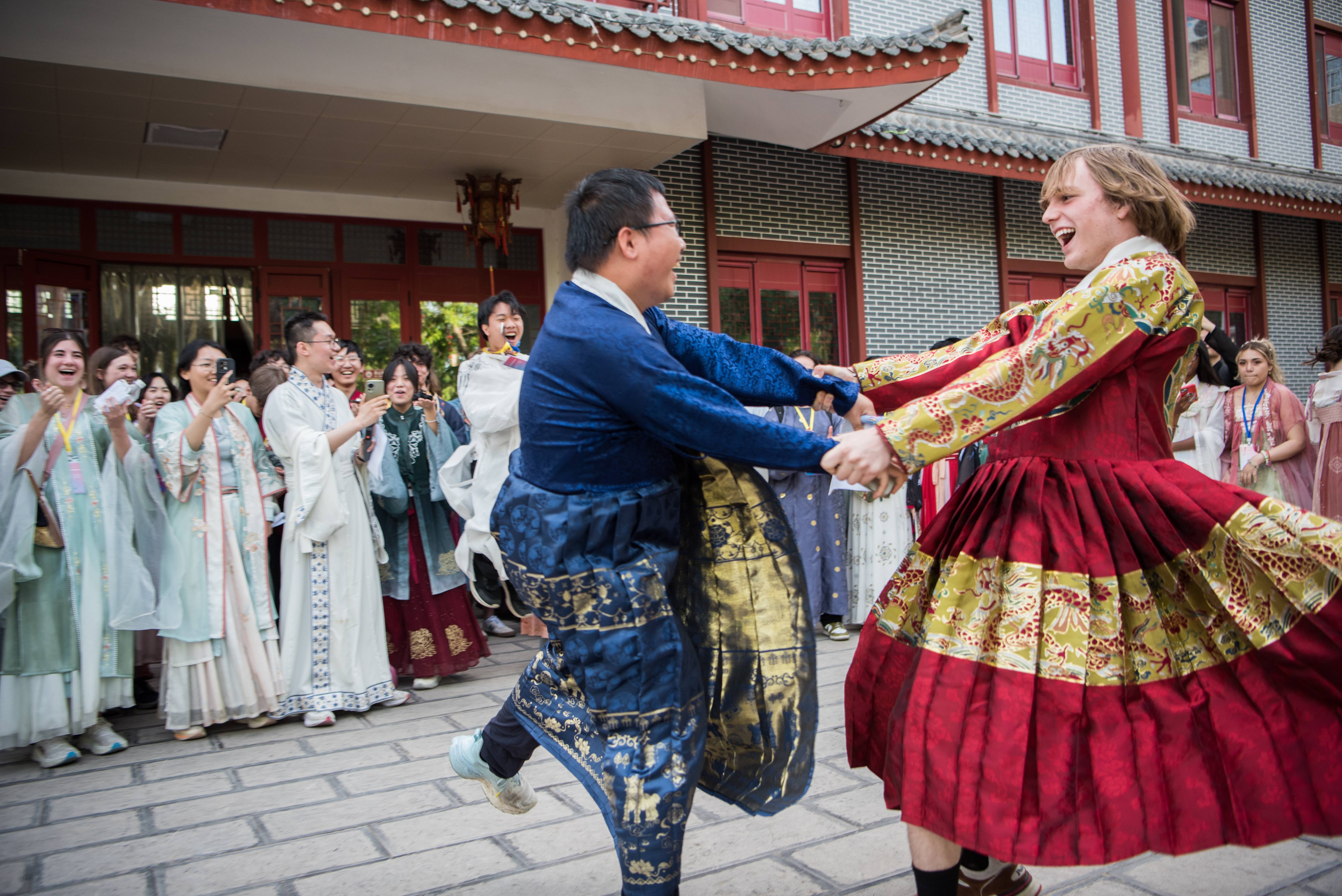 4月27日，河北正定，美国青少年“友谊传承”研学团学生与石家庄外国语学校学生身穿汉服即兴舞蹈。刘尊拴摄