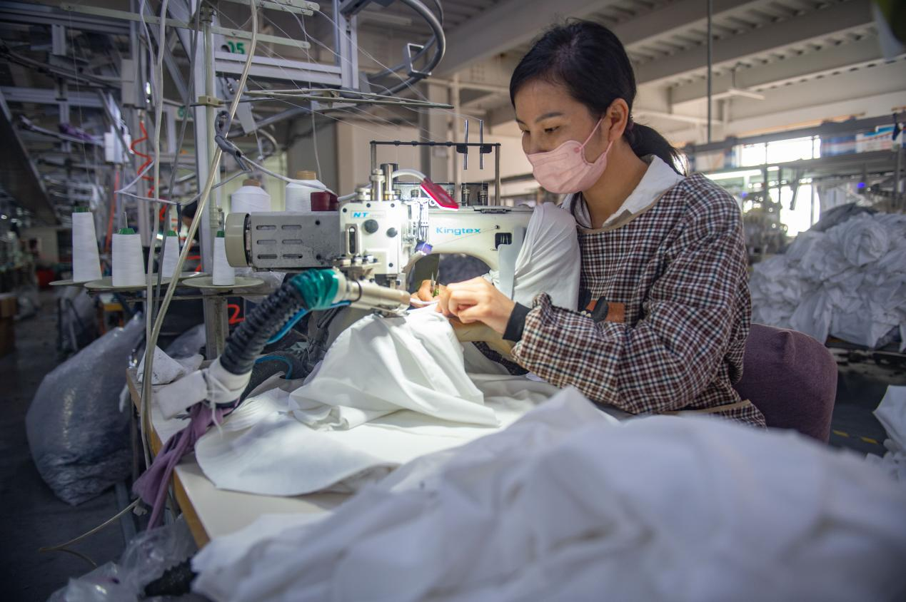 4月27日，沧州肃宁县一家服装企业生产车间，工人在裁剪面料。傅新春摄