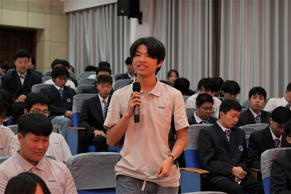 订单班学生宋枘洁向刘海林大师提问问题。董燮与摄