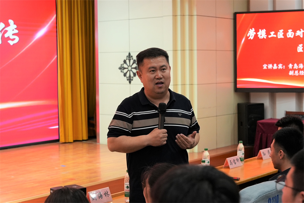 刘海林大师与现场学生互动交流、回答学生问题。董燮与摄
