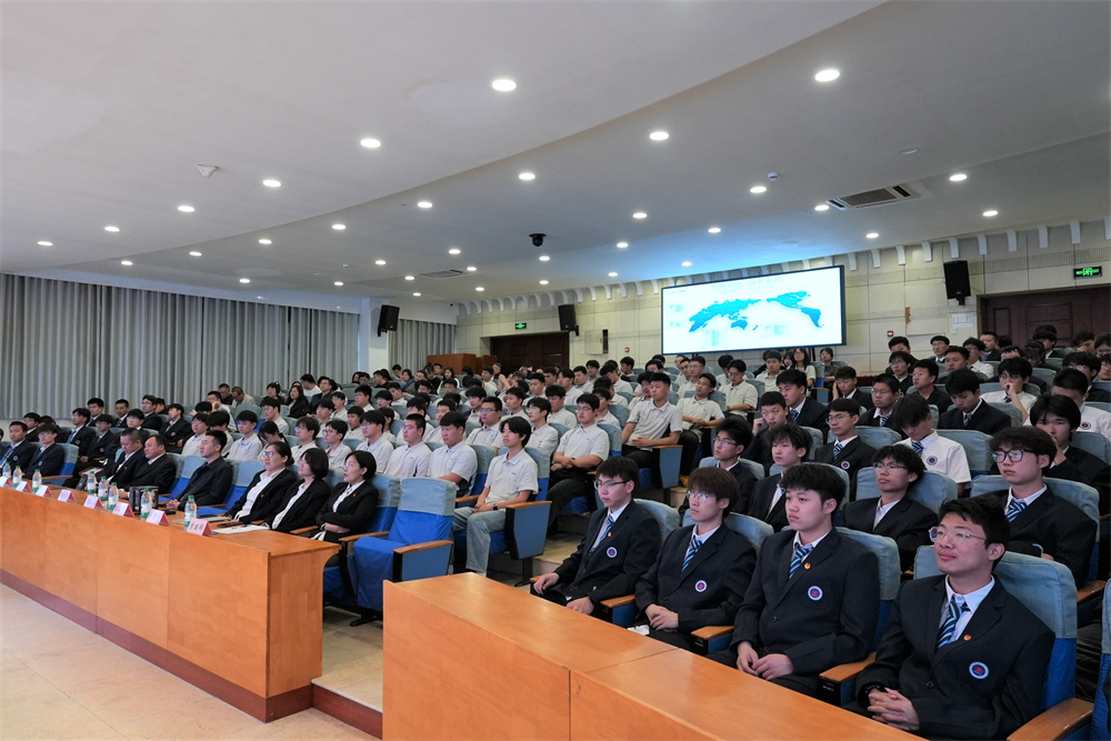 现场师生认真聆听刘海林大师“把平凡做到极致”的执着追求的奋斗故事。董燮与摄