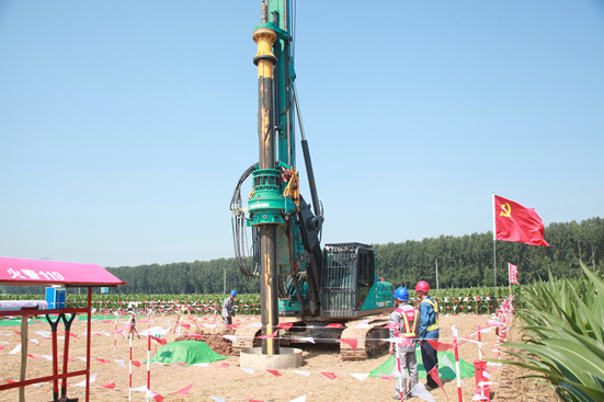 现场应用旋挖钻机开挖基坑。李秉翼摄