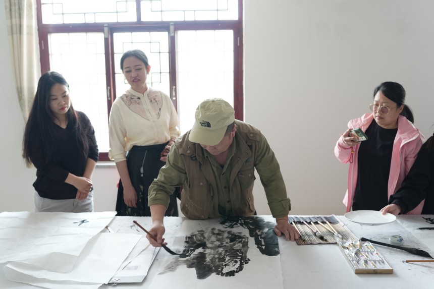 4月30日，迁安籍画家正在用迁纸作画。张泽慧摄
