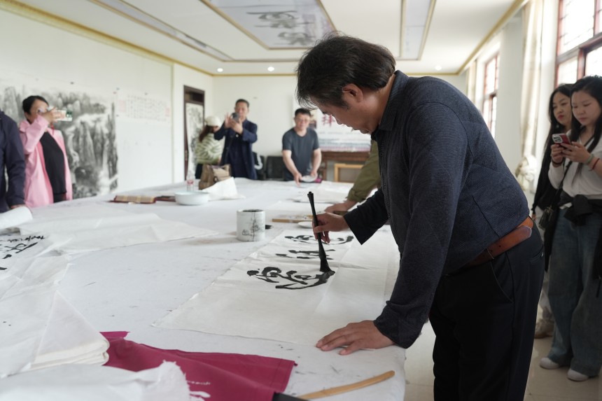 4月30日，艺术家正在用迁纸创作书法作品。张泽慧摄