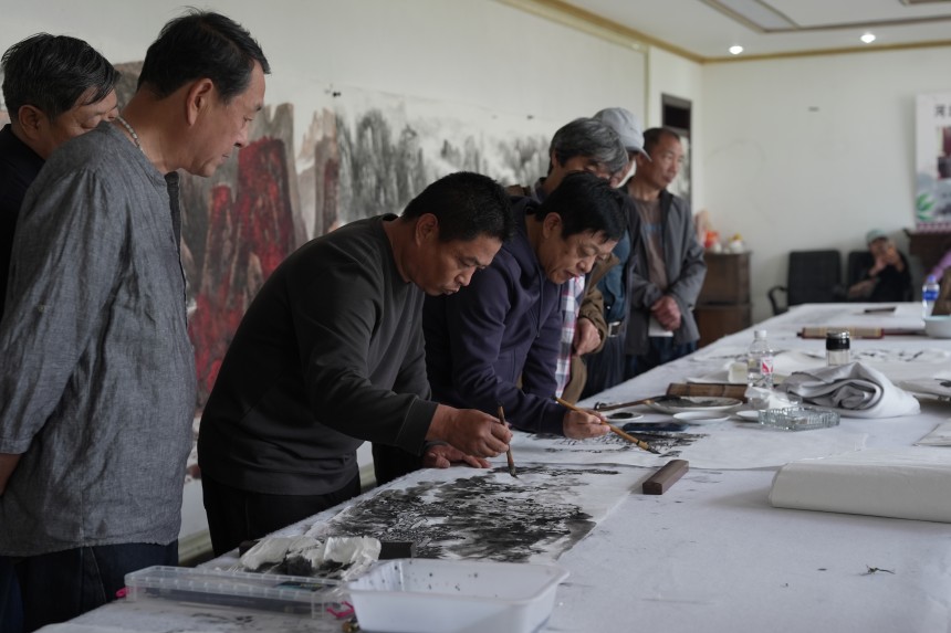 4月30日,在迁安市闫家店镇迁纸书画院,画家正在用迁纸作画。张泽慧摄