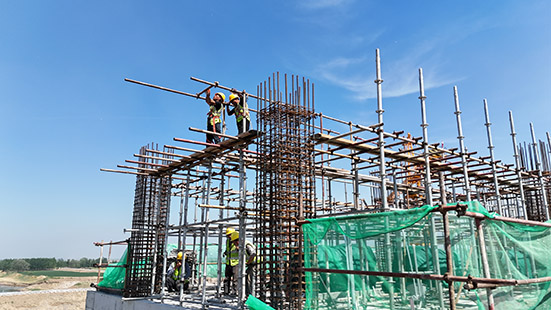 4月29日，承担献县枢纽除险加固工程进洪闸建设任务的河北省水利工程局集团建设者正在进行启闭机室建设。预计五一期间能完成进口段铺盖、出口段护坡、海漫及启闭机室框架柱施工。河北省水利厅供图