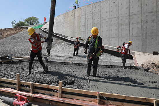 4月29日，承担献县枢纽除险加固工程进洪闸建设任务的河北省水利工程局集团建设者正在进行进口段混凝土铺盖浇筑。预计五一期间能完成进口段铺盖、出口段护坡、海漫及启闭机室框架柱施工。河北省水利厅供图