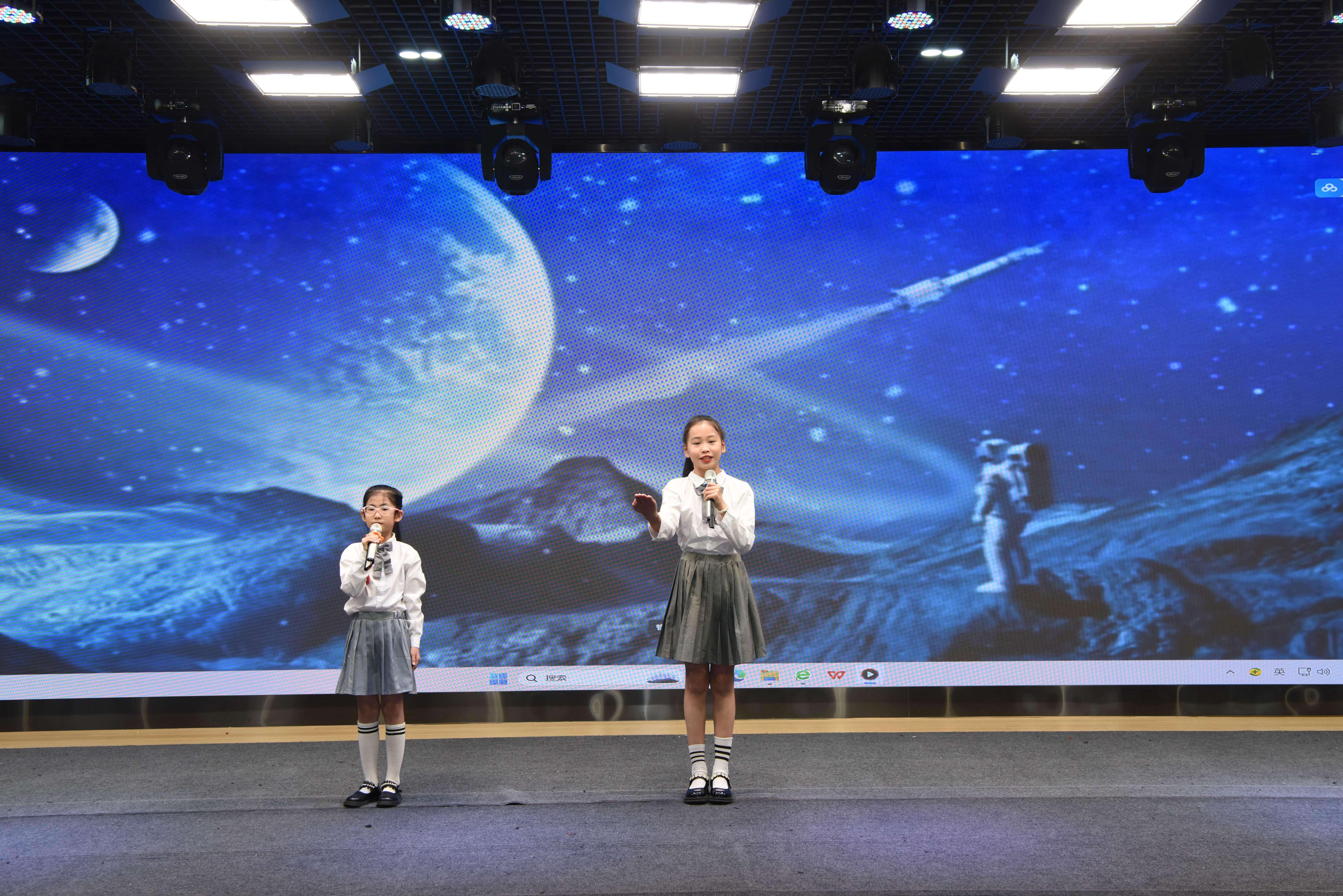 双人组合参加演讲比赛。胡祝源摄