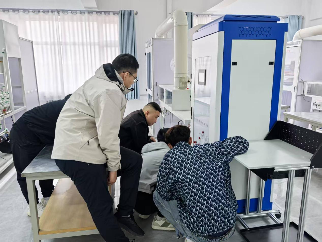 与会人员参观实训基地。宋海鑫供图