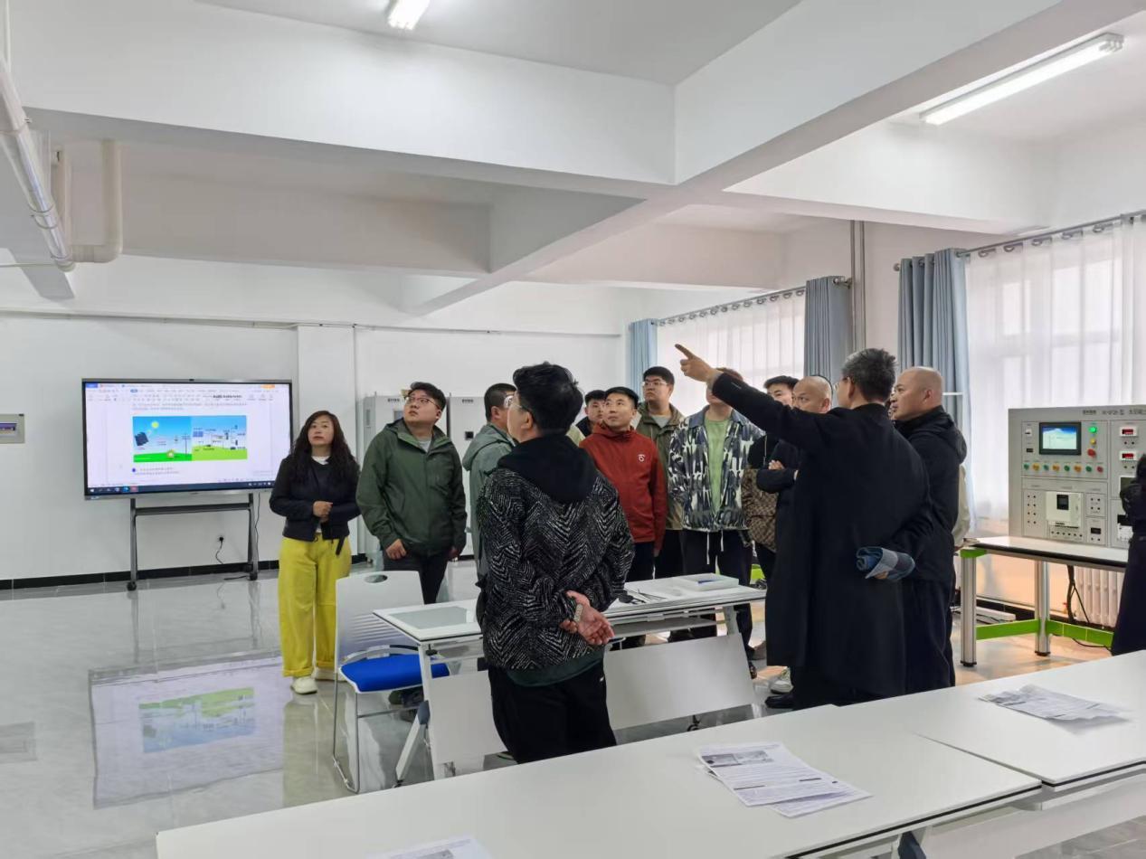 与会人员参观实训基地。宋海鑫供图
