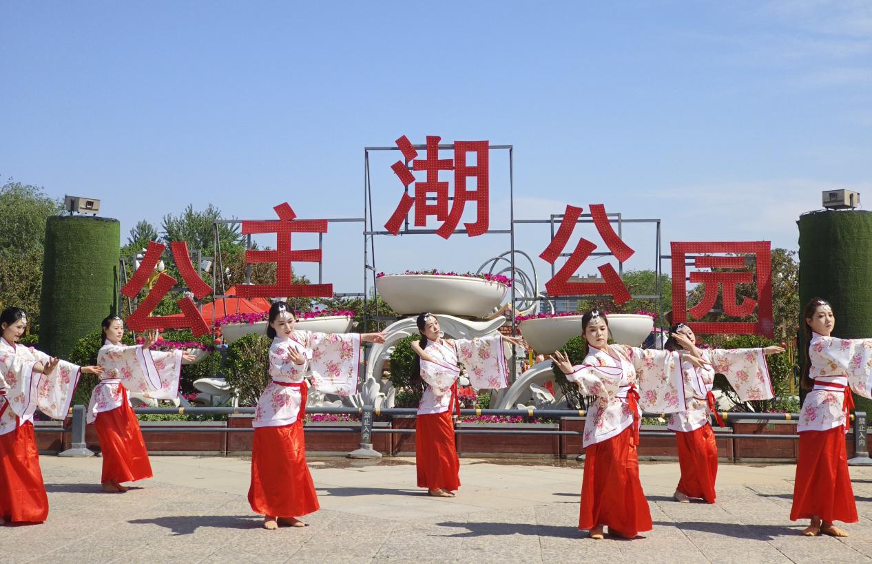 馆陶县公主湖湿地公园节目表演现场。郝立翠摄