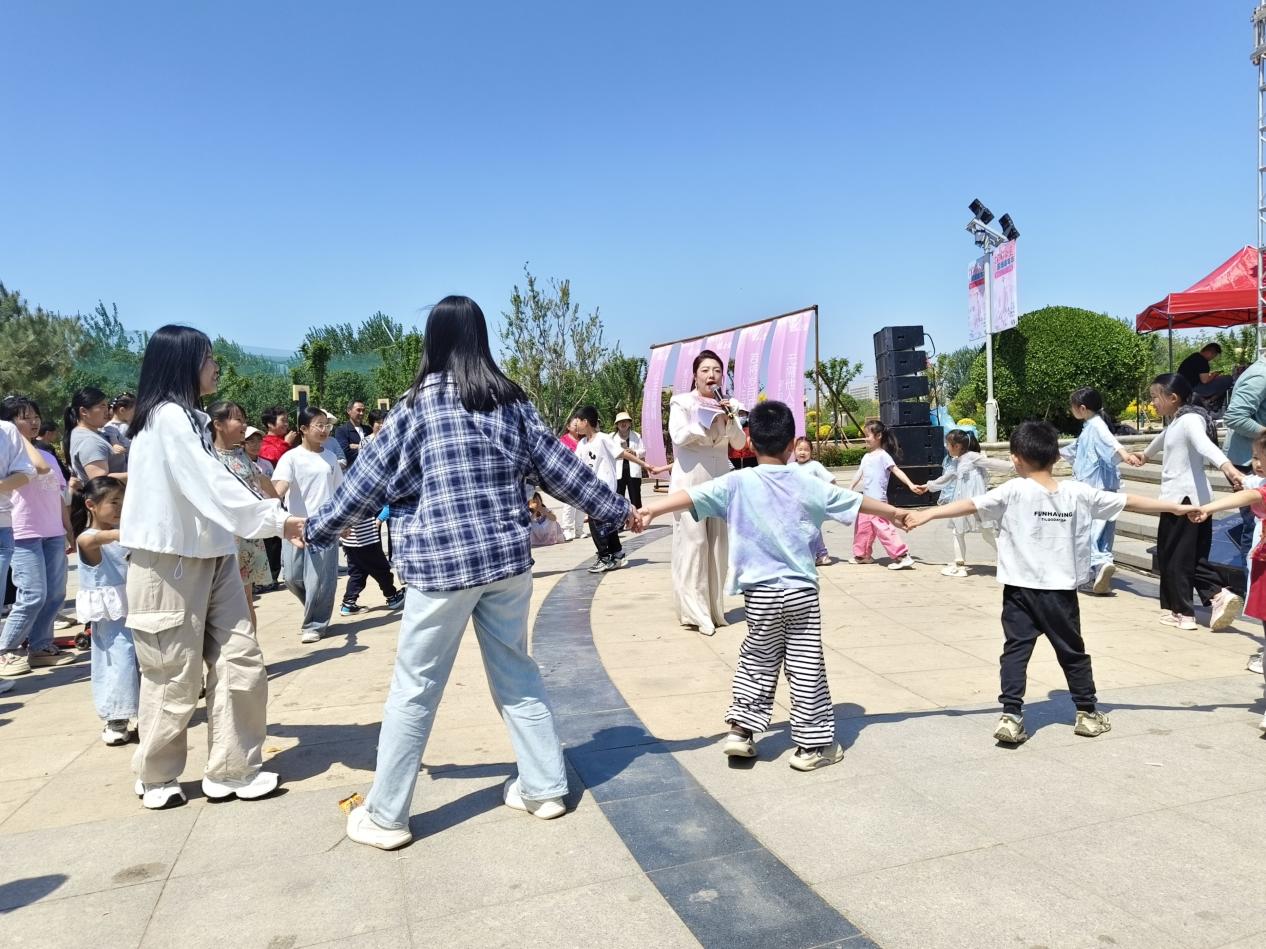馆陶县公主湖湿地公园演艺互动现场。郝立翠摄