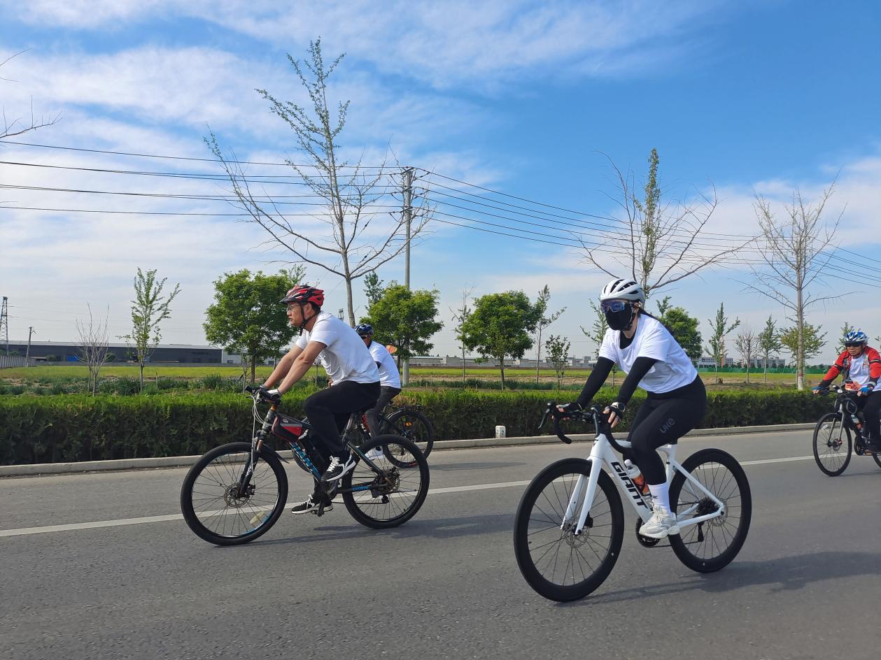 骑行者们边骑行边看美景。邱县县委宣传部供图