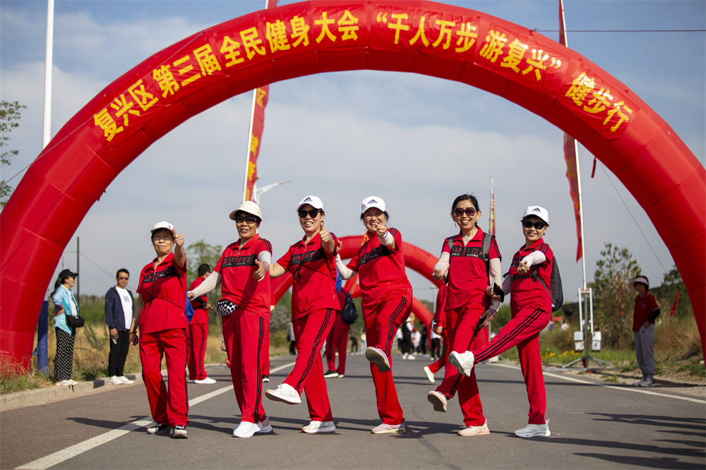 5月1日，健步行爱好者在河北省邯郸市复兴区观岭山绿道起点出发前留个影。聂长青摄