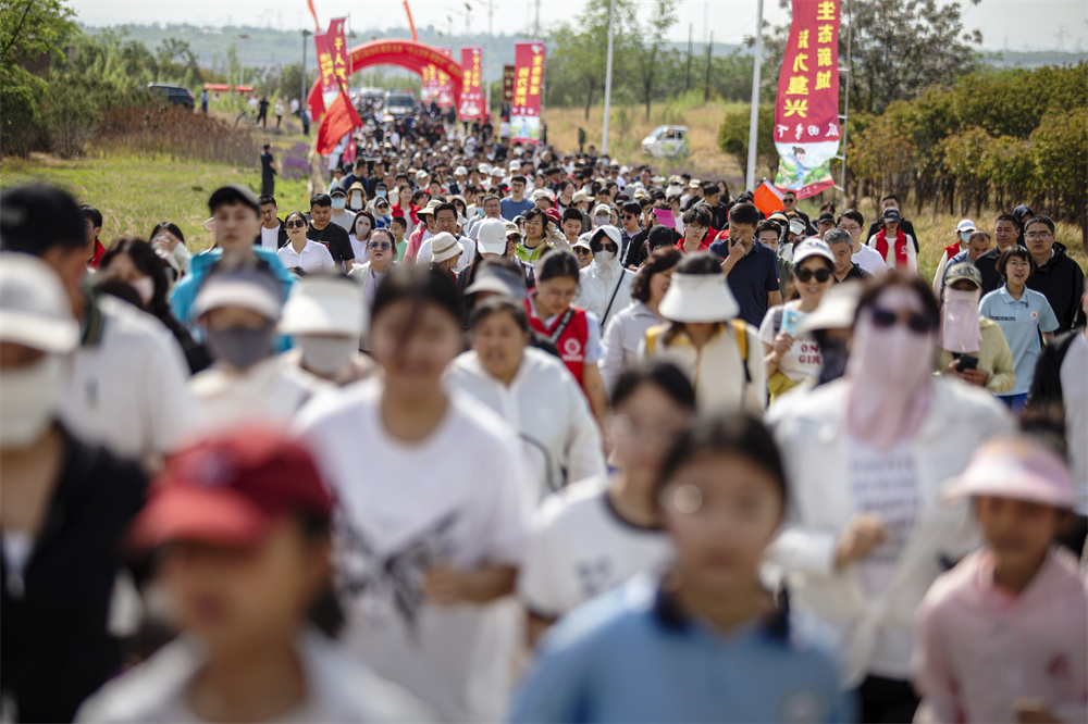 5月1日，市民群众在河北省邯郸市复兴区观岭山绿道进行健步走。聂长青摄