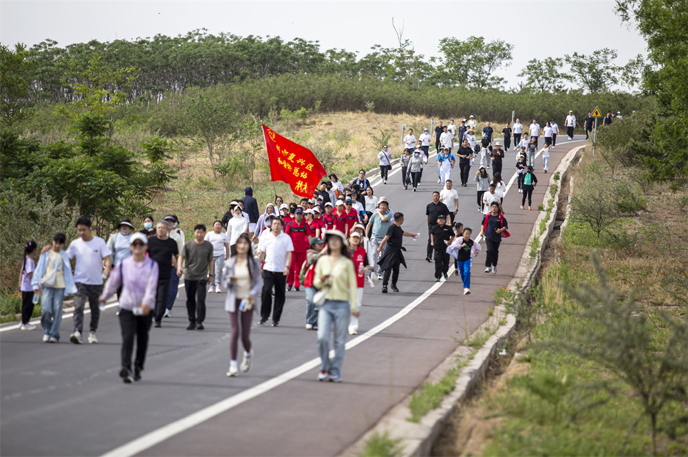 5月1日，市民群众在河北省邯郸市复兴区观岭山绿道进行健步走。聂长青摄