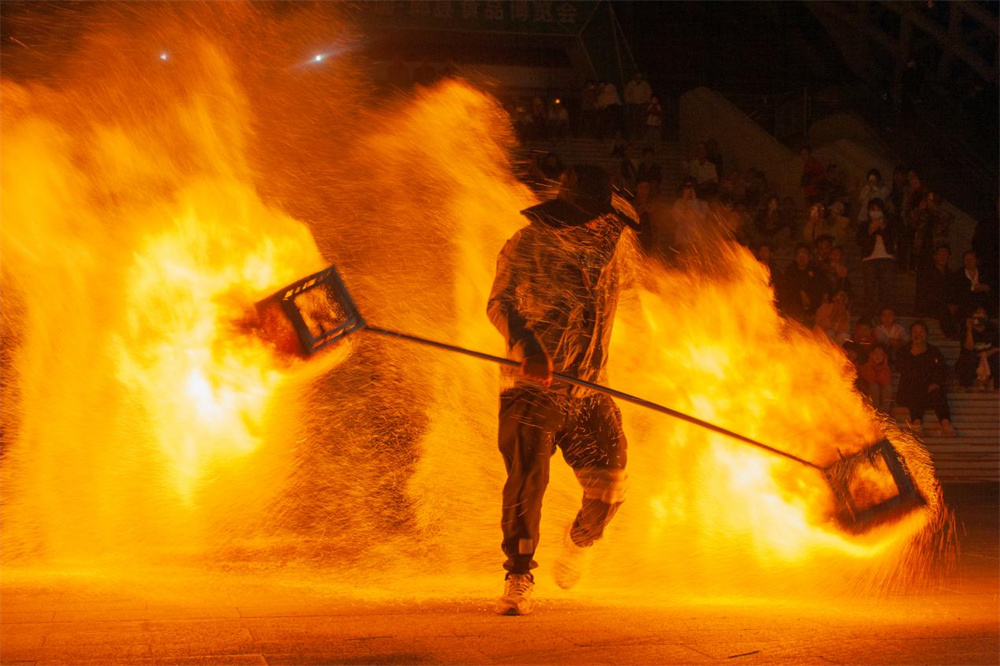 非遗打火花表演现场炫彩夺目。陈贵平摄