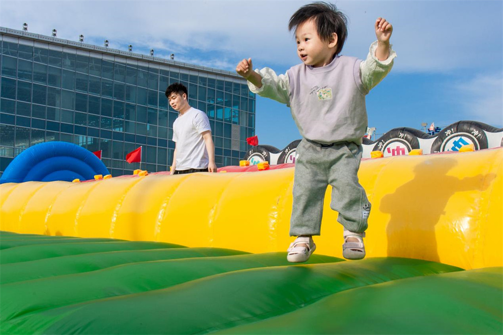 儿童娱乐区，小孩子正在快乐玩耍。陈贵平摄