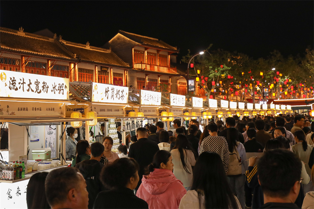 大名集荟夜市人流如织。薛志朋摄
